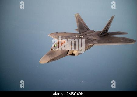 A ÉTATS-UNIS La Force aérienne F-22 Raptor survole la 16 mars 2022 des Émirats arabes Unis. Les F-22 Raptors ont été rapidement déployés sur commande des États-Unis Le secrétaire à la Défense, en coordination avec le prince héritier d'Abu Dhabi, a rejoint une gamme de capacités de combat aérien conjointes, de coalition, alliées et partenaires déjà établies dans toute la région. Banque D'Images