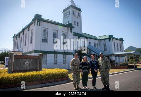 ÉTATS-UNIS Le capitaine de la Marine David Adams, commandant, Fleet Activities Sasebo (CFAS) et son épouse Jen Adams posent pour une photo avec les États-Unis Le Lgén Ricky Rupp de la Force aérienne, commandant des Forces des États-Unis, Japon (USFJ) et son épouse Charlotte Rupp devant le quartier général du CFAS lors d'une visite au CFAS 16 mars 2022. Rupp a visité les installations du CFAS et a rencontré les dirigeants locaux de Sasebo dans le cadre d'une visite programmée du CFAS afin de mieux connaître l'installation, ses missions et la région. Banque D'Images