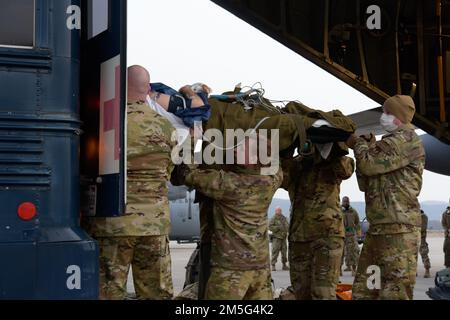 Des aviateurs affectés à l'escadron d'évacuation aéromédicale 86th, au groupe médical 86th et au 96th Escadron de transport aérien ont placé un patient américain dans un autobus médical après l'atterrissage à la base aérienne de Ramstein, en Allemagne, au 16 mars 2022. L'évacuation aéromédicale de la Pologne vers l'Allemagne a été un effort conjoint et multinational de la Force totale, impliquant les États-Unis Forces aériennes en service actif équipes de transport aérien en soins intensifs stationnées à Ramstein AB et au Centre médical régional de Landstuhl, aux États-Unis Avions et avions de réserve de la Force aérienne déployés à Ramstein AB depuis le Minnesota, aux États-Unis Le personnel de l'armée en Pologne et les forces de l'OTAN opérant en Europe de l'est. Banque D'Images