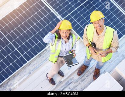 Panneaux solaires, tablette numérique et vue de dessus de l'équipe qui effectue l'entretien, les réparations ou l'inspection. Énergie solaire, collaboration et portrait de l'industrie Banque D'Images