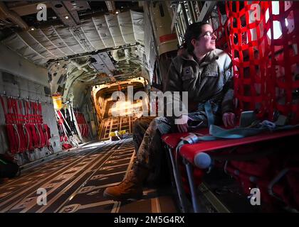 Un cadet du détachement 012 de l'AFROTC de l'Université de Samford regarde la fenêtre d'un C-130J Super Hercules tout en partant de la base de la Garde nationale aérienne de Sumpter Smith, Alabama, 11 mars 2022. L'équipage de l'escadron de transport aérien 41st a donné aux cadets un vol d'orientation, au cours duquel ils ont fait l'expérience d'un vol de bas niveau et ont vu comment les pilotes et l'équipage de conduite exploitent le C-130J. Banque D'Images