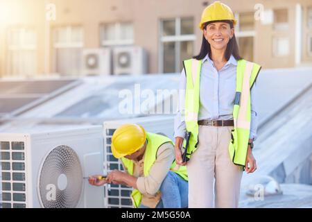 Climatiseur, entretien des bâtiments et travail d'équipe avec tablette, sourire et développement avec l'équipe d'ingénieurs. Ingénieur, femme de réparation et numérique Banque D'Images