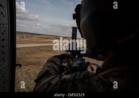 A ÉTATS-UNIS Un soldat de l'armée affecté à la Compagnie Alpha 2nd Bataillon 227th Aviation Regiment, 1st Cavalerie aérienne charge un M240H dans la zone d'entraînement de Grafenwoehr, en Allemagne, sur 16 mars 2022. Les soldats doivent se qualifier avec l'arme chaque année. Banque D'Images