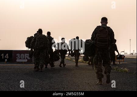 ÉTATS-UNIS Des soldats du bataillon 3rd, du Régiment d'artillerie de campagne 157th et du Régiment de cavalerie 1-153rd, chargent sur une force aérienne C-17 Globemaster III, affectée au Escadron de transport aérien expéditionnaire 816th pendant l'opération Agile Spartan II à la base aérienne Ali Al Salem, Koweït (16 mars 2022). Les membres ont participé à l'opération Agile Spartan (OAS) II, une opération conjointe et multinationale de grande envergure axée sur les tests opérationnels et l'évaluation des compétences de base d'Agile combat Employment. Banque D'Images