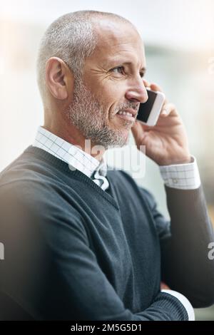 Être la personne avec laquelle les gens veulent faire des affaires. un homme d'affaires mature prenant un appel au bureau. Banque D'Images