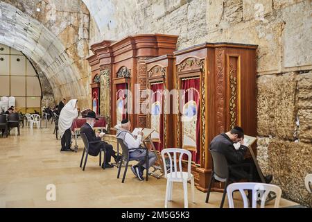 Jérusalem, Israël - 15 novembre 2022 : salle de prières. À gauche du mur des lamentations avec les saints se trouve l'arche de l'Alliance à Jérusalem. Banque D'Images