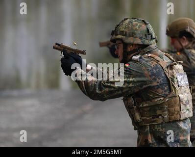 Des aviateurs de l'armée de l'air allemande ont incendié M18 pistolets à la station aérienne de Kapaun, en Allemagne, au 16 mars 2022. Les aviateurs allemands ont quitté la zone de tir avec une nouvelle compréhension du fonctionnement de la carabine M4A1 et de M18 pistolets. Banque D'Images