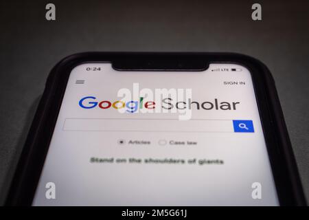 Site Web de Google Scholar, un moteur de recherche Web librement accessible qui indexe le texte intégral ou les métadonnées de la littérature savante, vu dans un iPhone. Banque D'Images