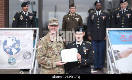 Le colonel Jeremy St. Laurent, commandant de la 597th Brigade des transports, présente à la CPS Victor Vazquez, 832nd Transportation BN., un certificat et le titre de soldat du quartier lors d'une cérémonie à la base conjointe Langley-Eustis, Virginie 16 mars. Banque D'Images