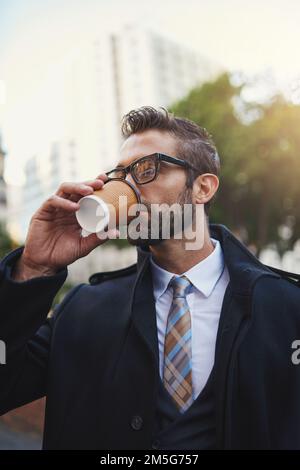 Il est toujours temps de préparer une tasse de café. un homme élégant qui boit une tasse de café en ville. Banque D'Images