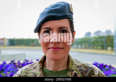 L’aviateur principal de la force aérienne italienne Monica dell’Aquila, l’opératrice de protection de la force aérienne italienne de l’escadron de la force de sécurité, pose une photo à la base aérienne d’Aviano, en Italie, au 16 mars 2022. Dell’Aquila s’est enrôla dans la force aérienne italienne 17 mars 2008, et a été stationnée pour la première fois à Rome avant d’arriver à la base aérienne d’Aviano en 2013. Le mois de l’histoire des femmes met en lumière les réalisations et les contributions des femmes aux événements de l’histoire et de la société contemporaine. Banque D'Images