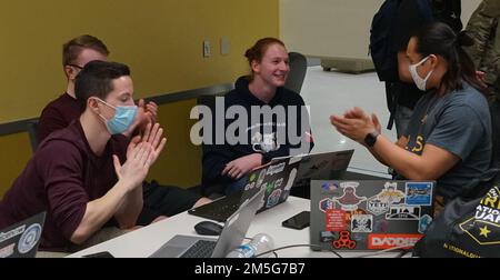 Liam Geyer, intermédiaire, un jeune homme de l'État de Pennsylvanie de Virginia Beach, en Virginie, est applaudi pour avoir remporté le défi Internet Wi-Fighter de la Garde nationale de Pennsylvanie à l'université d'État de Pennsylvanie sur 16 mars 2022. Geyer a été l'un des plus de 40 personnes à participer à l'événement organisé par l'équipe de PA Guard Pdéfensive Cyber Operations Element (États-Unis Armée par Sgt. 1st classe Matthew Keeler). Banque D'Images