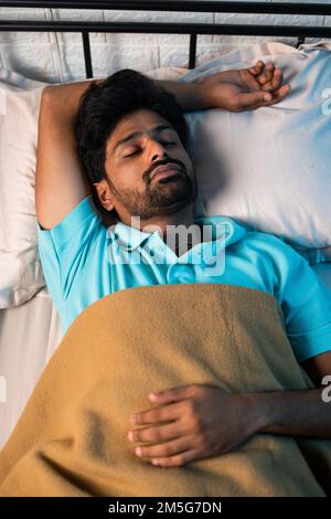 vue de dessus vue verticale d'un jeune homme paon dormant pendant la nuit - concept de détente, de napping et de bien-être Banque D'Images