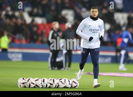 Paris, France. 28th décembre 2022. Kylian Mbappe de Paris Saint-Germain se réchauffe avant le match de football de la Ligue française 1 entre Paris Saint-Germain FC et RC Strasbourg Alsace au stade du Parc des Princes à Paris, France, le 28 décembre 2022. Credit: Gao Jing/Xinhua/Alamy Live News Banque D'Images