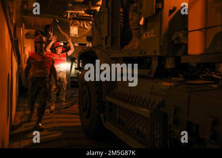 ÉTATS-UNIS Marines, avec le 3rd Landing support Battalion, 3rd Marine Logistics Group, effectue des vérifications d'entretien préventif et des services de remplacement de véhicule tactique moyen à bord de l'USNS 1st Lt Jack Lummus (T-AK 3011) pendant l'exercice Atlantic Dragon on Marine corps support Facility Blount Island, Floride, États-Unis, 16 mars 2022. Atlantic Dragon est un exercice de génération de force qui pousse le Régiment de logistique de combat 37 à titre de groupe d'opérations d'assemblage d'arrivée pour fournir un soutien logistique tactique à la Force expéditionnaire maritime de l'IMII. L'exercice consiste en une maritime expérimentale prépositionnée Banque D'Images