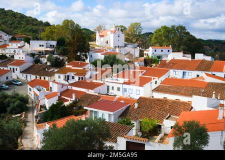 Vue sur la petite ville espagnole de Sanlúcar de Guadiana de l'autre côté de la rivière Guadiana et de la ville d'Alcoutim. Dans la région de l'Algarve, au Portugal, Wes Banque D'Images