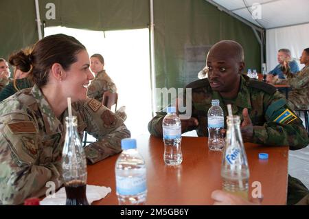 La Garde nationale aérienne du Nebraska le Maj. Angela Ling et le Maj. B. Rutayisire de la Force de défense rwandaise échangent des informations lors d'une réunion à l'heure du déjeuner à Gako, au Rwanda, sur 16 mars 2022. Les deux membres du service participaient à un exercice d'échange médical/technique mené de concert avec le nouveau programme de partenariat entre la Garde nationale du Nebraska et la Force de défense rwandaise. (Photo de la Garde nationale du Nebraska par le lieutenant-colonel Kevin Hynes) Banque D'Images