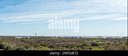 Arniston, Afrique du Sud - 22 septembre 2022 : vue sur les dunes de l'hôtel Arniston et du centre de conférence. Infrastructure de la plage de test Denel Overberg : v Banque D'Images