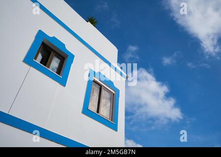 Détails typiques de maison blanchie à la chaux dans le village de Cacela Velha. Dans la région de l'Algarve, au Portugal, en Europe occidentale. Banque D'Images