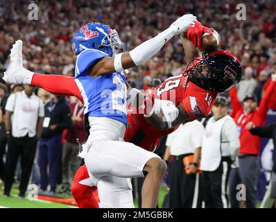 28 décembre 2022 : Davison Igbinosun (20), Corner back du Mississippi, disloge un passage de touche qui serait destiné au récepteur large du Mississippi, Dayton Wade (19), lors du TaxAct Texas Bowl, le 28 décembre 2022 à Houston. (Image de crédit : © Scott Coleman/ZUMA Press Wire) Banque D'Images