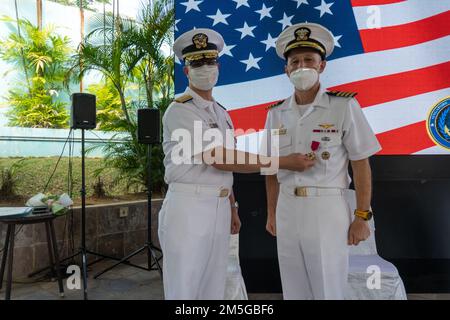 220317-N-JC800-0006 SINGAPOUR (17 mars 2022) - (à partir de la gauche) sous-ministre Carl Lahti, commandant, États-Unis Forces navales du Japon (CNFJ) et commandant de la région navale du Japon (CNRJ) présentent la Légion du mérite au capitaine Hans Sholley, commandant de la région de Singapour, lors d'une cérémonie de passation de commandement au Terror Club de Sembawang Naval installation. Banque D'Images