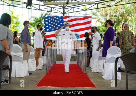 220317-N-JC800-0007 SINGAPOUR (17 mars 2022) - sous-ministre adjoint Carl Lahti, commandant, États-Unis Forces navales du Japon (CNFJ) et commandant de la région navale du Japon (CNRJ) rendent hommage lors d'une cérémonie de changement de commandement au Terror Club de l'installation navale de Sembawang. Banque D'Images