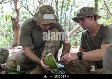 ÉTATS-UNIS Des soldats de l'armée du 2nd Bataillon, 27th Infantry Regiment, 3rd Infantry Brigade combat Team, 25th Infantry Division, ont ouvert une noix de coco pour la subsistance pendant le cours d'instruction des opérations de la jungle tenu à Salaknib 2022 à fort Magsaysay, Nueva Ecija, Philippines, 17 mars 2022. Le cours de formation Jungle Operations était l'un des nombreux événements de formation organisés pendant Salaknib 2022, conçu pour accroître la préparation et l'interopérabilité combinées entre les États-Unis L'armée et l'armée philippine. Banque D'Images