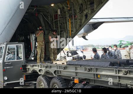 ÉTATS-UNIS Le premier Airman de la Force aérienne, Milo carter, et le premier Airman, Gordon Massett, des charmeurs de l'escadron de transport aérien 36th, travaillent avec les membres de la Force aérienne autonome du Japon pour décharger un U.S. Le Super Hercules C-130J de la Force aérienne est affecté à l'escadron de transport aérien 36th, base aérienne de Yokota, au Japon, sur la ligne aérienne de la base aérienne JASDF Tsuiki, au 17 mars 2022. La base aérienne de Tsuiki accueille la version actuelle du programme de relocalisation de la formation aérienne, ce qui augmente la préparation opérationnelle et améliore l'interopérabilité avec nos alliés japonais. Banque D'Images