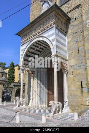 Portail latéral de la basilique Santa Maria Maggiore, Bergame, province de Bergame, Italie Banque D'Images