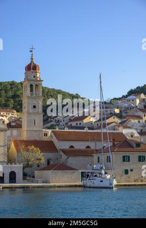 Église Saint-Laurent Jérôme de Stridon et bateau à voile, Pucisca, Comté de Split-Dalmatie, Croatie Banque D'Images