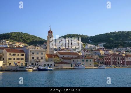 Église Saint-Laurent Jérôme de Stridon et voiliers, Pucisca, Comté de Split-Dalmatie, Croatie Banque D'Images