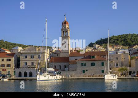 Église Saint-Laurent Jérôme de Stridon et voiliers, Pucisca, Comté de Split-Dalmatie, Croatie Banque D'Images