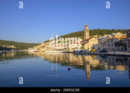 Église Saint-Laurent Jérôme de Stridon et voiliers, Pucisca, Comté de Split-Dalmatie, Croatie Banque D'Images