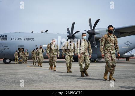 ÉTATS-UNIS Les aviateurs de la Force aérienne de la 18th e Escadre, base aérienne de Kadena (Japon) déchargent d'un C-130J Super Hercules affecté au 36th e Escadron de transport aérien de la base aérienne de Yokota (Japon) à l'appui du programme de relocalisation de l'entraînement à l'aviation, 17 mars 2022. ATR est le résultat de la feuille de route États-Unis-Japon de mai 2006 pour la mise en œuvre du réalignement, un programme bilatéral visant à accroître la préparation opérationnelle et à améliorer l'interopérabilité. Banque D'Images