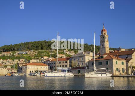 Église Saint-Laurent Jérôme de Stridon et voiliers, Pucisca, Comté de Split-Dalmatie, Croatie Banque D'Images