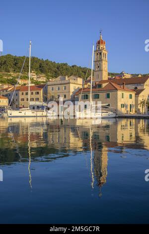 Église Saint-Laurent Jérôme de Stridon et voiliers, Pucisca, Comté de Split-Dalmatie, Croatie Banque D'Images