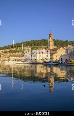 Église Saint-Laurent Jérôme de Stridon et voiliers, Pucisca, Comté de Split-Dalmatie, Croatie Banque D'Images