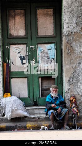 Un homme bengali âgé sans abri dans le centre de Kolkata, en Inde. Banque D'Images