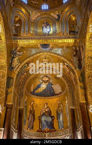 Des mosaïques de style byzantin médiéval Christ Pantocrator au-dessus de l'autel de la chapelle Palatine, la Chapelle Palatine, Palerme, Italie Banque D'Images