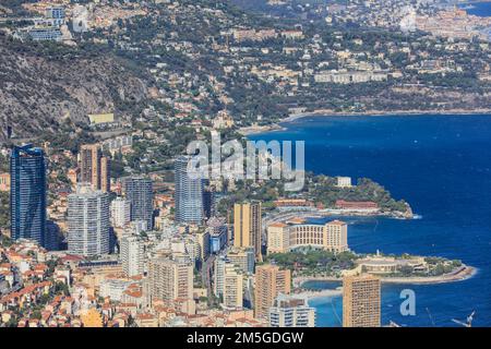 Partie orientale de la Principauté de Monaco avec des gratte-ciels et l'hôtel Monte Carlo Bay, derrière Roquebrune Cap Martin avec l'hôtel Monte Carlo Beach Banque D'Images