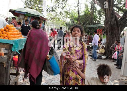 Une jeune fille implorant de l'argent dans le centre de Kolkata, Indida. Banque D'Images