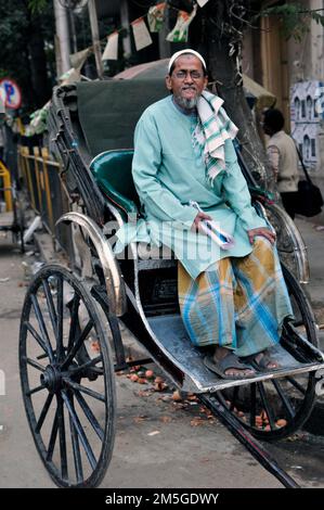 Pousse-pousse à la main dans les rues de Kolkata, Bengale-Occidental, Inde. Banque D'Images