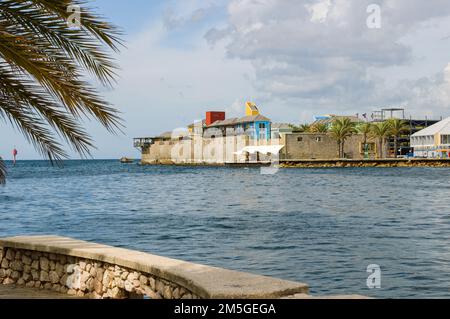 WILLEMSTAD, CURAÇAO - 22 NOVEMBRE 2007 : le fort de Rif et la rue Anna Bay à Willemstad, Curaçao Banque D'Images