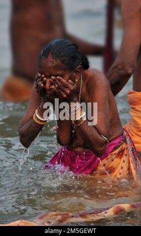 Le matin, baignade et prières à Babughat sur les rives de la rivière Hooghly à Kolkata, Bengale occidental, Inde. Banque D'Images