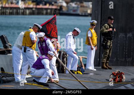 220317-N-KB401-1312 BASE CONJOINTE PEARL HARBOR-HICKAM 17 mars 2022 -- marins affectés à la ligne de mouillage de la houe du sous-marin d'attaque rapide de classe Virginia USS Minnesota (SSN 783) alors que le bateau fait son arrivée à domicile à la base conjointe Pearl Harbor-Hickam après avoir terminé un changement de homeport de Groton, Connecticut. La capacité du sous-marin à soutenir une multitude de missions, y compris la guerre anti-sous-marine, la guerre anti-surface, la guerre de frappe, la surveillance et la reconnaissance, a fait du Minnesota l'un des sous-marins les plus performants et les plus avancés au monde. Banque D'Images