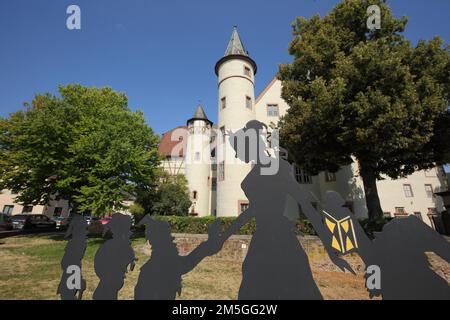 Figures du conte de fées Snow White et les sept Dwarfs en face du château gothique tardif construit environ 1340 à Lohr am main, Basse-Franconie Banque D'Images