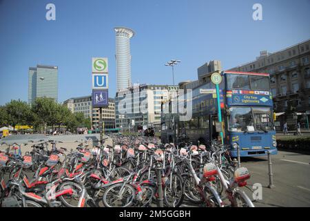 Visite de la ville bus à la gare principale avec place de parking pour vélos, location de vélos, désordre, Bundesbahn DB et Westend-Tower, parking Banque D'Images