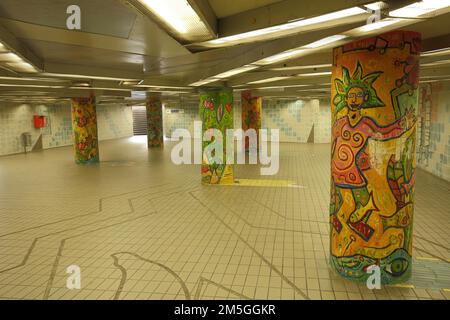 Sculpture famille humaine par Peter Piniski 1992, art de rue, colonnes, figures, couloir, Passage, station de métro, Dornbusch, main, Francfort Banque D'Images