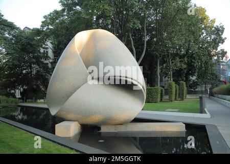 Continuité de la sculpture par Max Bill 1986, pierre, ruban, entrelacés, tressés, Moderne, abstrait, art, centre-ville, principal, Francfort, Hesse, Allemagne Banque D'Images