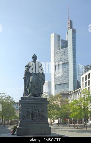 Monument à Johann Wolfgang von Goethe 1749-1832 et tour de la Commerzbank 259M, Tour, Goetheplatz, Centre ville, main, Francfort, Hesse, Allemagne Banque D'Images